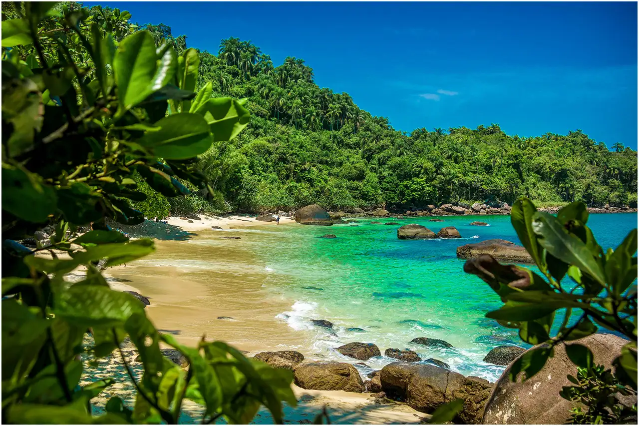 Ilhas de Ubatuba e a cidade vista do mar
